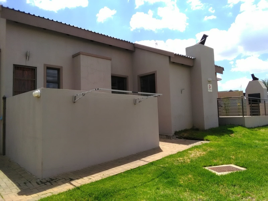 To Let 3 Bedroom Property for Rent in Hillside Free State